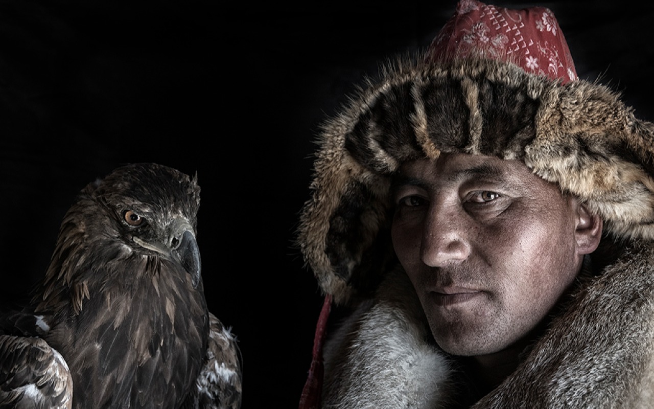 Eagle hunter portrait | Premium Travel Mongolia