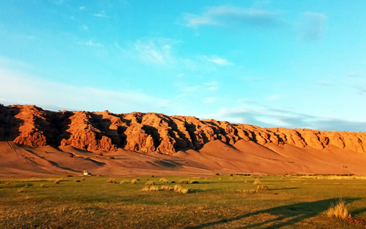  “Handyn Ereg” – Red dirt cliffs or the coast of Zavkhan river – Durvuljin, Zavkhan province, Mongolia | Premium Travel Mongolia