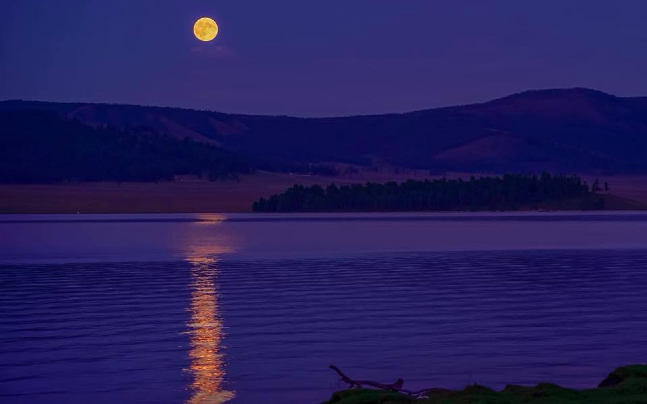 Moon & Lake | Premium Travel Mongolia
